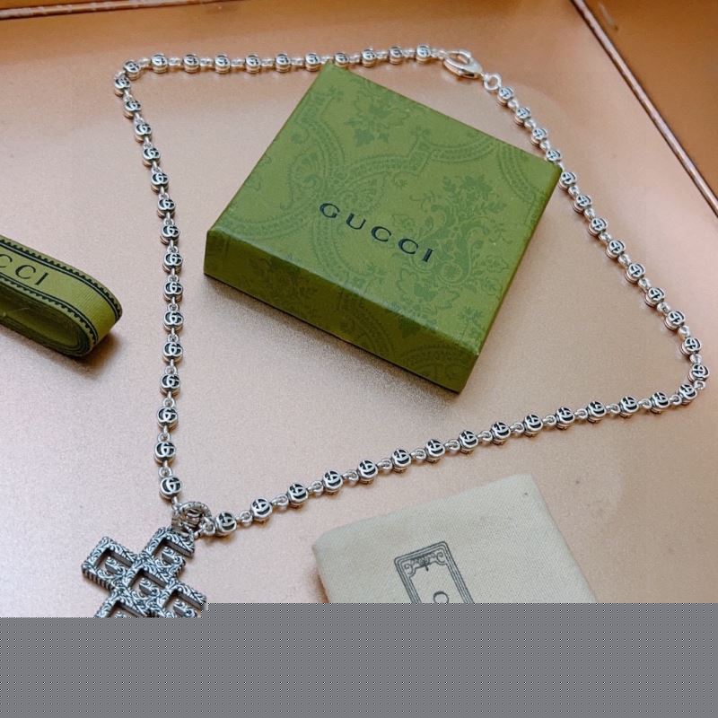 G*u*i necklaces
